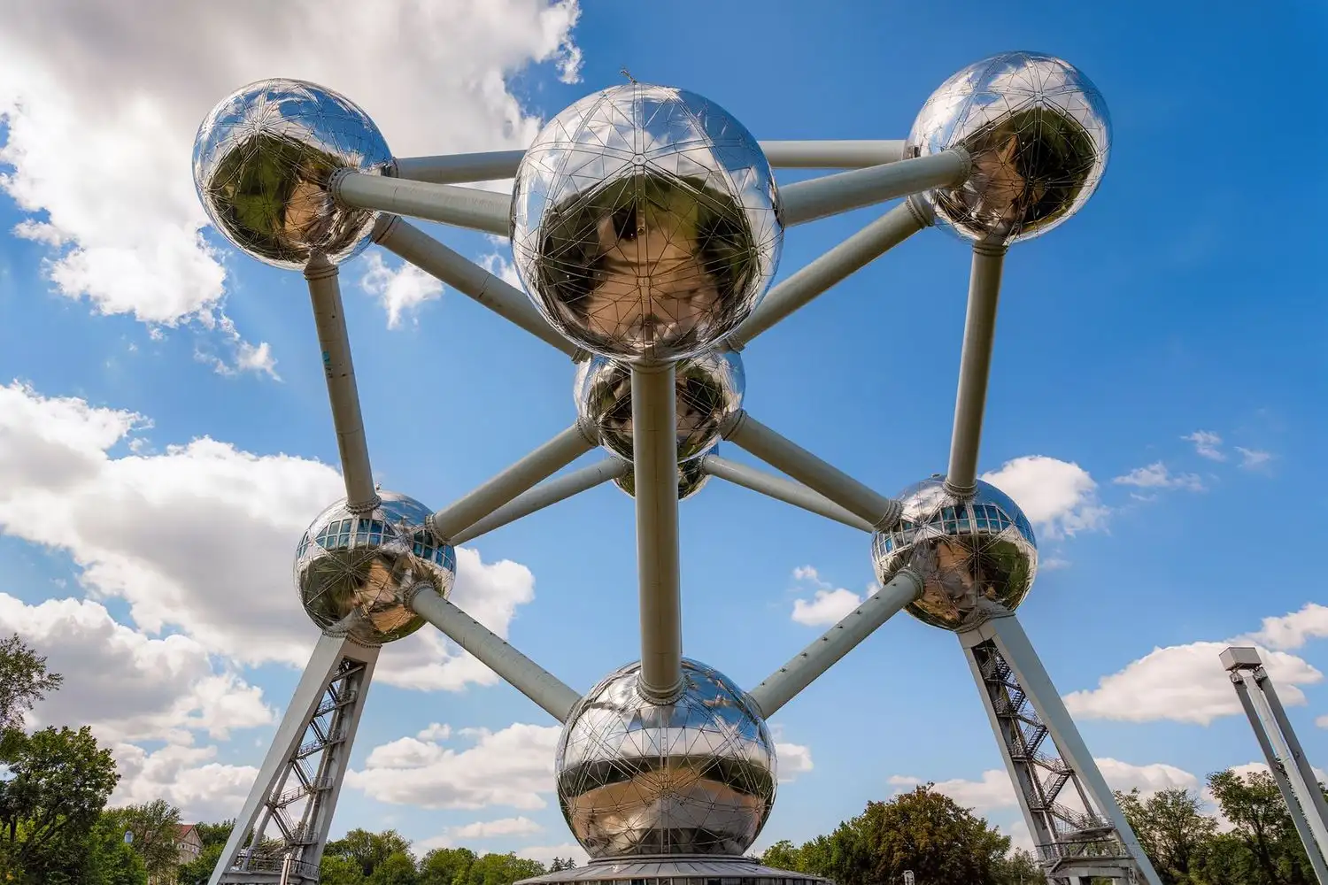 L'Atomium de Bruxelles, ses sphères d'acier reliées par des tubes, vu depuis le parc du Heysel.