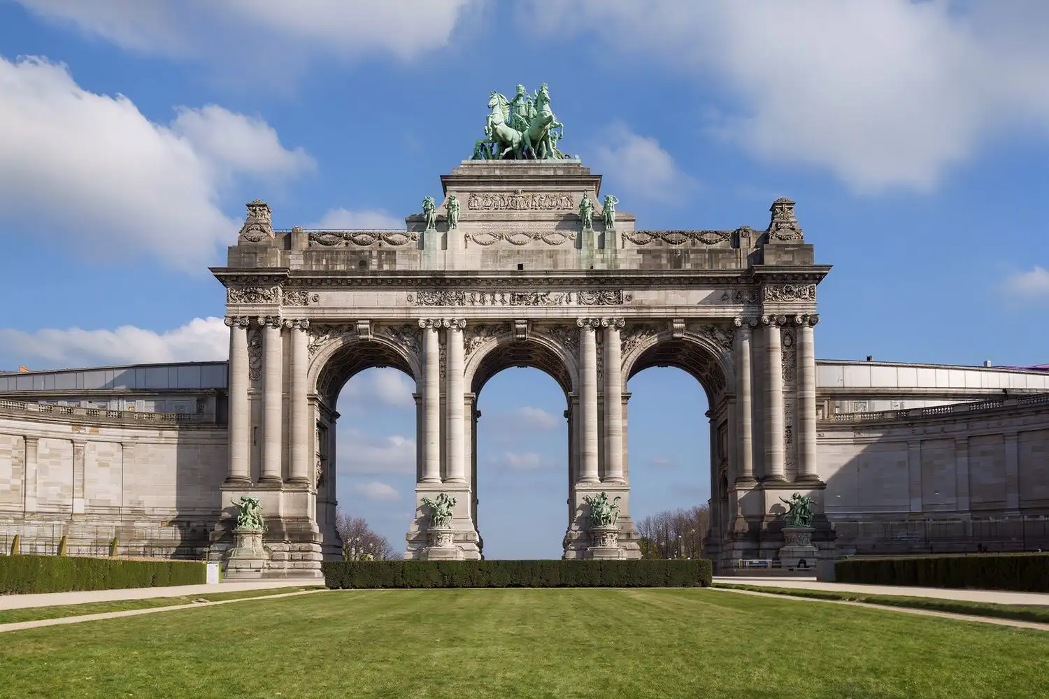L'arcade du Cinquantenaire à Bruxelles surmontée de son quadrige de bronze, vue depuis le parc.
