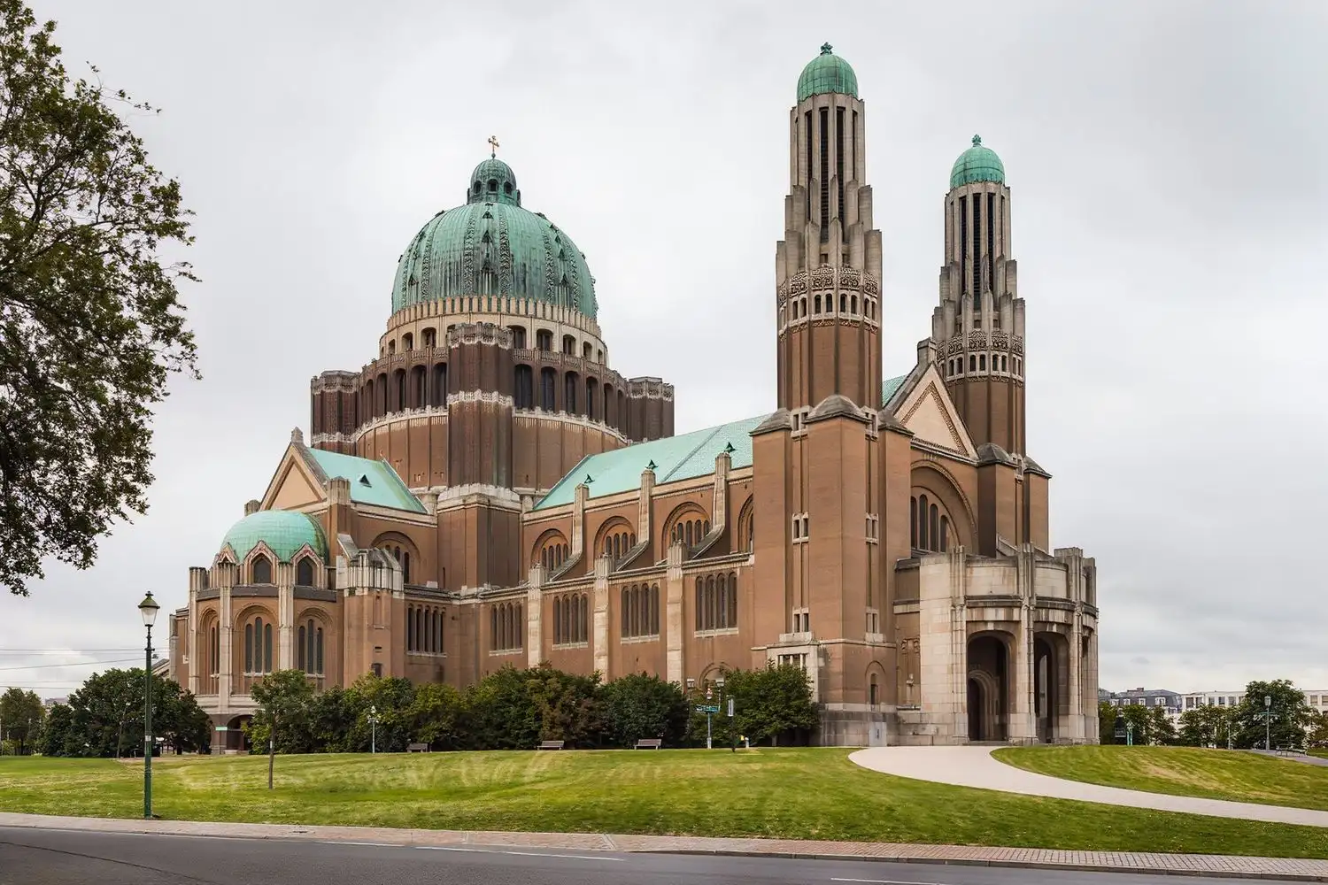 La basilique de Koekelberg à Bruxelles, son dôme de cuivre vert et ses deux tours carrées.