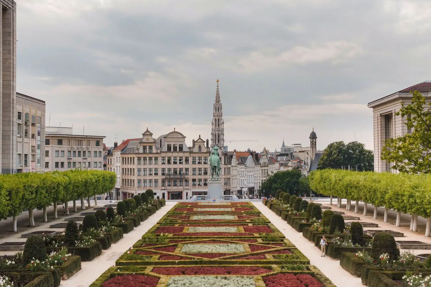 Vue depuis le jardin du Mont des Arts à Bruxelles, avec la flèche de l'hôtel de ville au fond.
