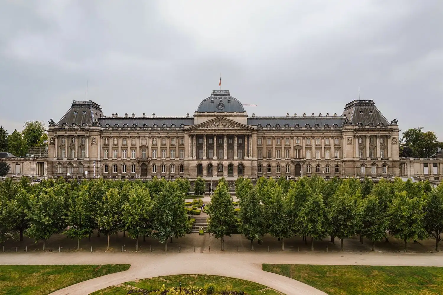Le Palais royal de Bruxelles et sa longue façade néoclassique, vu depuis le parc de Bruxelles.