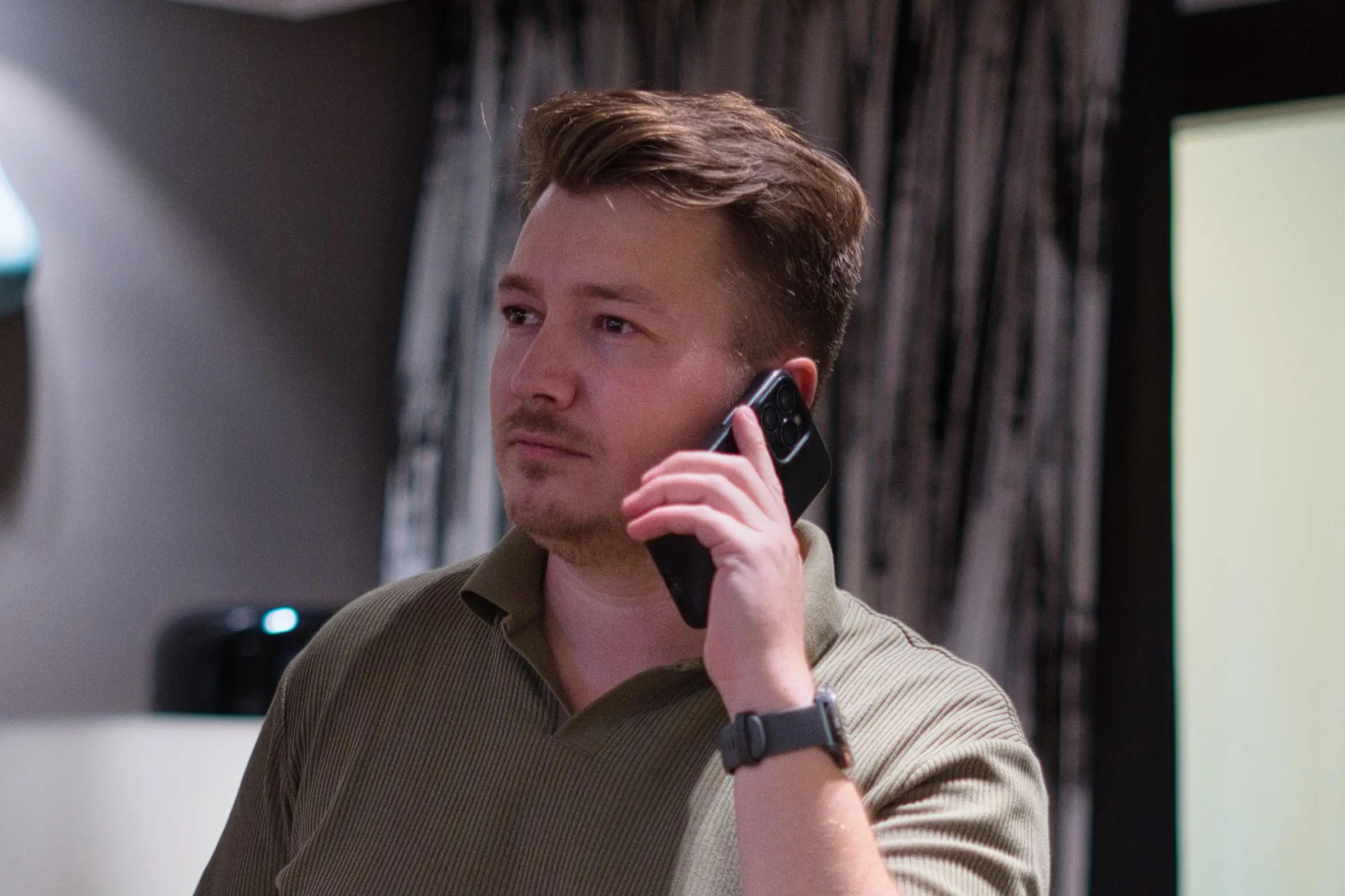 Alexandre Bury au téléphone, smartphone à l'oreille.